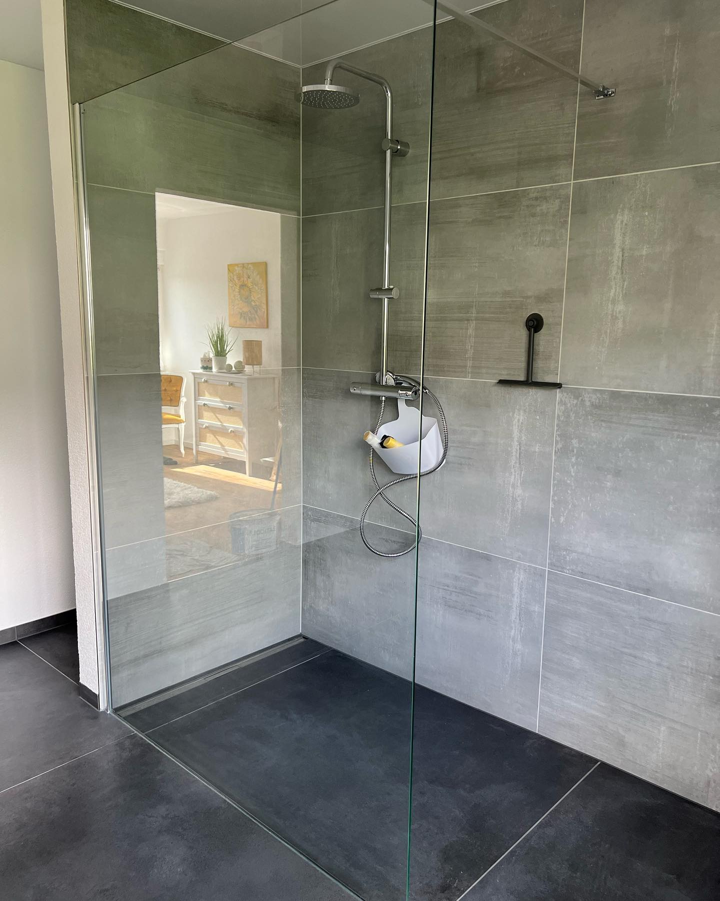Glas-Dusche mit grauen Fliesen